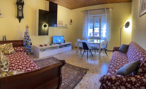 Communal lounge/ TV room, Bed, Activities, TV and multimedia, Living room, Decorative detail, Seating area, Dining area, Evening entertainment, Bedroom