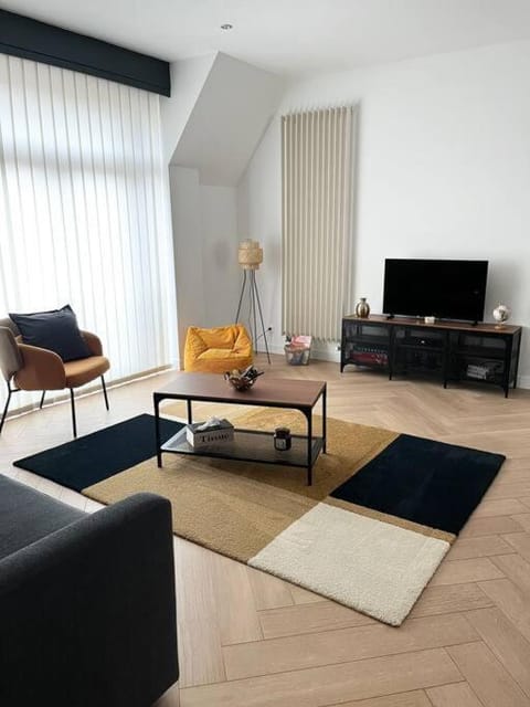 Communal lounge/ TV room, TV and multimedia, Living room, Seating area