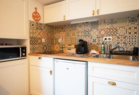 Coffee/tea facilities, Kitchen or kitchenette, minibar, stove