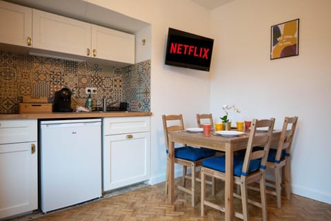 TV and multimedia, Coffee/tea facilities, Dining area, stove