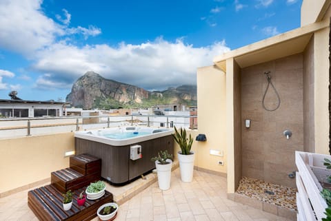 Hot Tub, Solarium, Balcony/Terrace, Mountain view