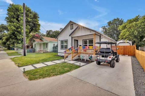 Neighbourhood, Street view, Parking