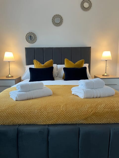 Bed, Photo of the whole room, Bedroom, towels