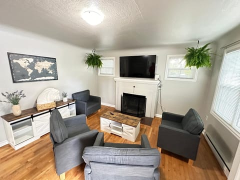 TV and multimedia, Living room, Seating area, Evening entertainment