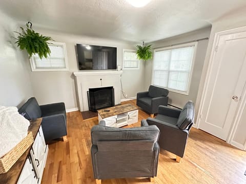 TV and multimedia, Living room, Seating area, Evening entertainment