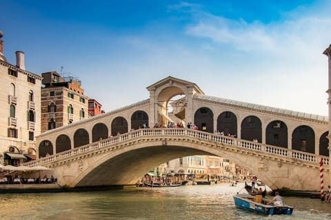 Nearby landmark, Day, Natural landscape, Activities, City view, Landmark view, River view