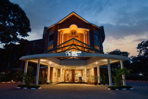 Property building, Facade/entrance, Night