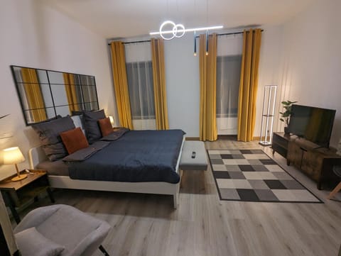 Bed, TV and multimedia, Photo of the whole room, Bedroom