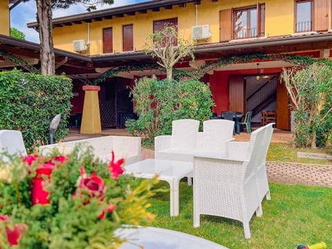 Property building, Summer, Garden, Balcony/Terrace