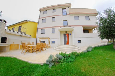 Facade/entrance, BBQ facilities, Garden