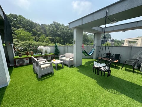 Property building, Balcony/Terrace, sunbed