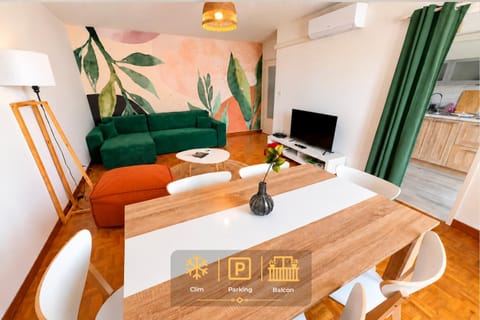 TV and multimedia, Living room, Seating area, Dining area