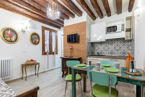 TV and multimedia, Living room, Dining area, stove