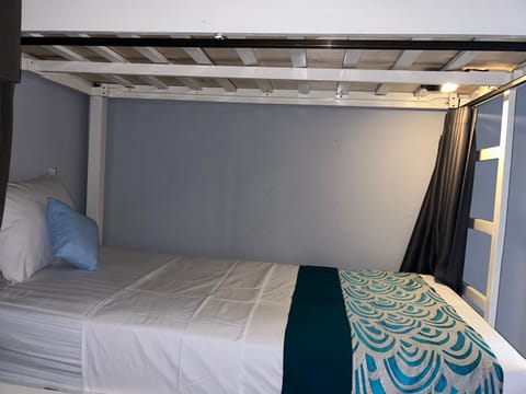 blue waves hostel amed Hostel in Abang