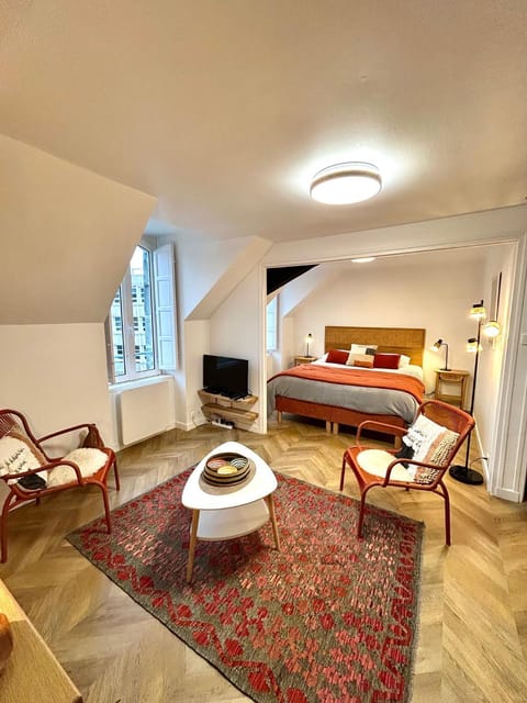Bed, TV and multimedia, Living room, Bedroom