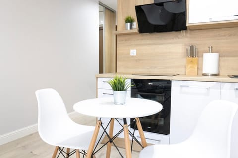 TV and multimedia, Kitchen or kitchenette, Dining area, minibar, oven, pet friendly, stove