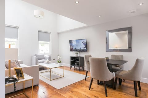 TV and multimedia, Living room, Seating area, Dining area