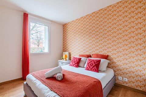 Photo of the whole room, Bedroom