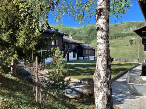Property building, Day, Natural landscape, Garden, Mountain view