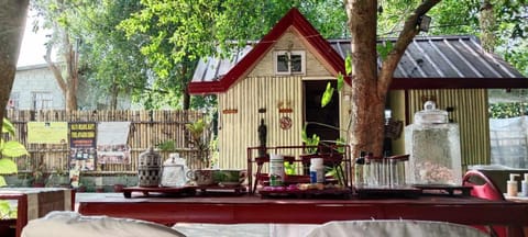 Property building, Patio, Spring, Day, Garden, Dining area, Bedroom, Garden view