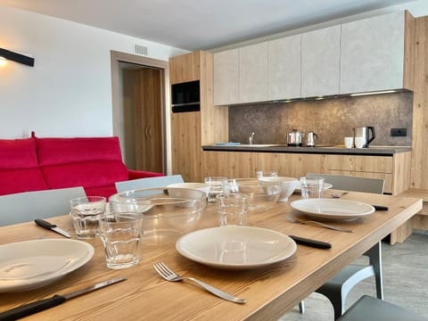Kitchen or kitchenette, Dining area, minibar