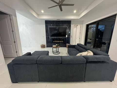 TV and multimedia, Living room, Seating area, fireplace