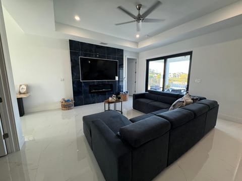 Communal lounge/ TV room, TV and multimedia, Living room, Seating area, Evening entertainment, fireplace