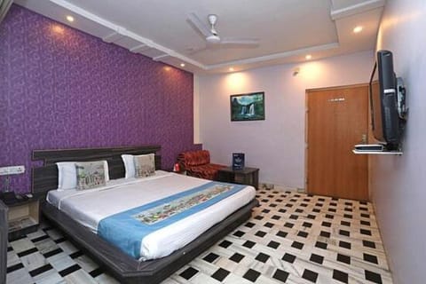 Bed, TV and multimedia, Photo of the whole room, Bedroom