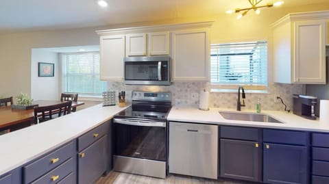 Beautiful Condo, Steps From Table Rock Lake & Sdc House in Indian Point