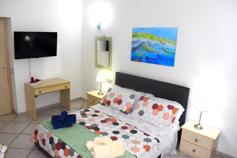 Bed, TV and multimedia, Photo of the whole room, Evening entertainment, Bedroom, hair dresser, towels