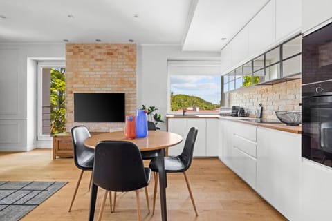 TV and multimedia, Kitchen or kitchenette, Living room, Seating area, Dining area, dishwasher, oven, stove