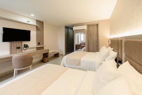 Bed, TV and multimedia, Kitchen or kitchenette, Photo of the whole room, Bedroom, Street view, stove, wardrobe