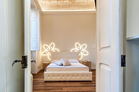 Bed, Photo of the whole room, Decorative detail, Bedroom