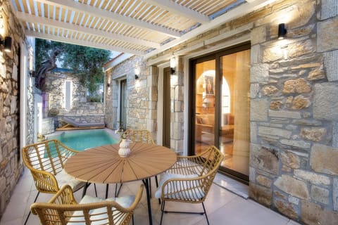 Dining area, Pool view, Swimming pool