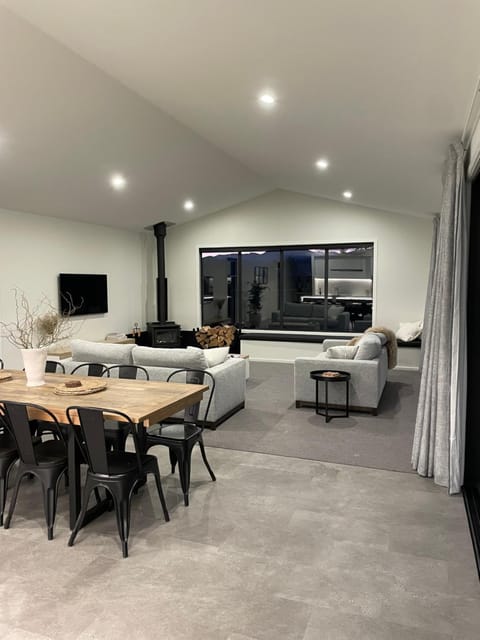 Communal lounge/ TV room, TV and multimedia, Living room, Seating area, Dining area, Evening entertainment
