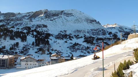 Neighbourhood, Natural landscape, Winter, View (from property/room), Mountain view