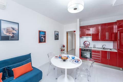 Kitchen or kitchenette, Seating area, Dining area
