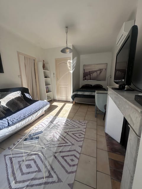 Bed, TV and multimedia, Living room, Photo of the whole room, Bedroom