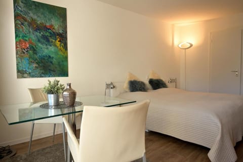 Bed, Living room, Photo of the whole room, Seating area, Dining area, Bedroom, hair dresser