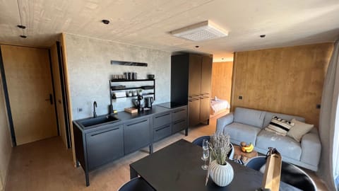 Coffee/tea facilities, Kitchen or kitchenette, Kitchen or kitchenette, Food and drinks