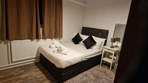 Bed, Photo of the whole room, Bedroom, internet, towels