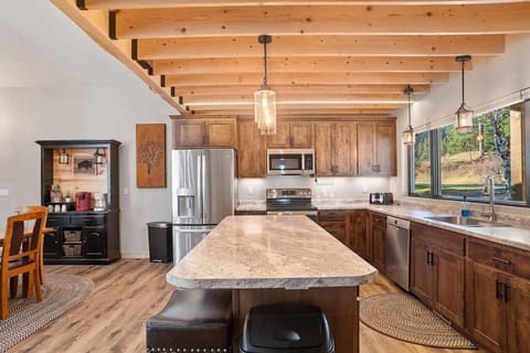 Kitchen or kitchenette, Dining area, dishwasher, minibar, pet friendly, stove