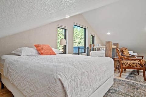 Bed, Photo of the whole room, Seating area, Bedroom