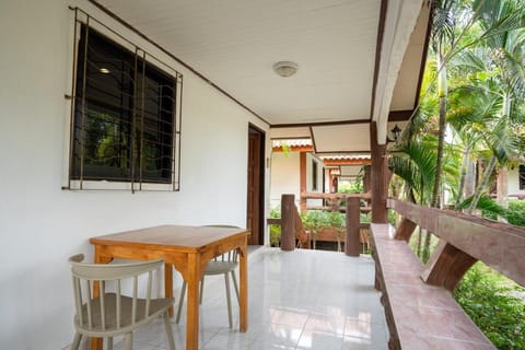 Lanta School Beach Resort House in Sala Dan