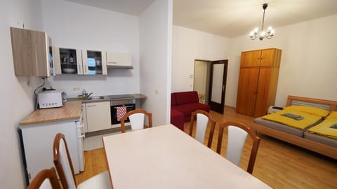 Bed, Coffee/tea facilities, Kitchen or kitchenette, Living room, Photo of the whole room, Seating area, Dining area, Bedroom, minibar, stove