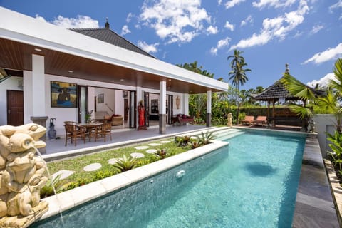 Property building, Patio, Day, Garden, Garden view, Pool view, Swimming pool, Swimming pool, sunbed
