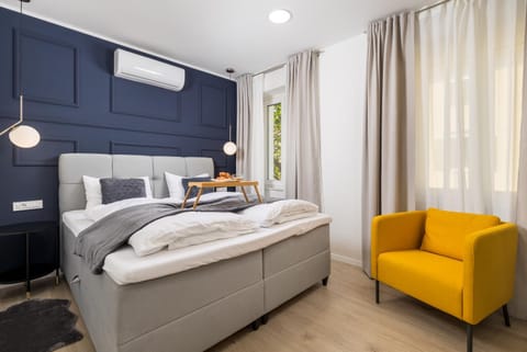 Bed, Seating area, Bedroom, air conditioner
