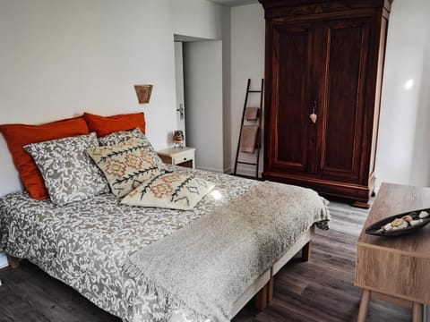 Bed, Photo of the whole room, Bedroom, wardrobe