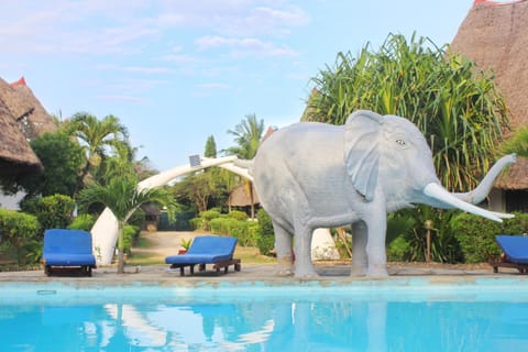 Day, Natural landscape, Pool view, Swimming pool, sunbed