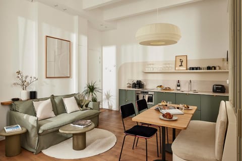 Kitchen or kitchenette, Living room, Seating area, Dining area